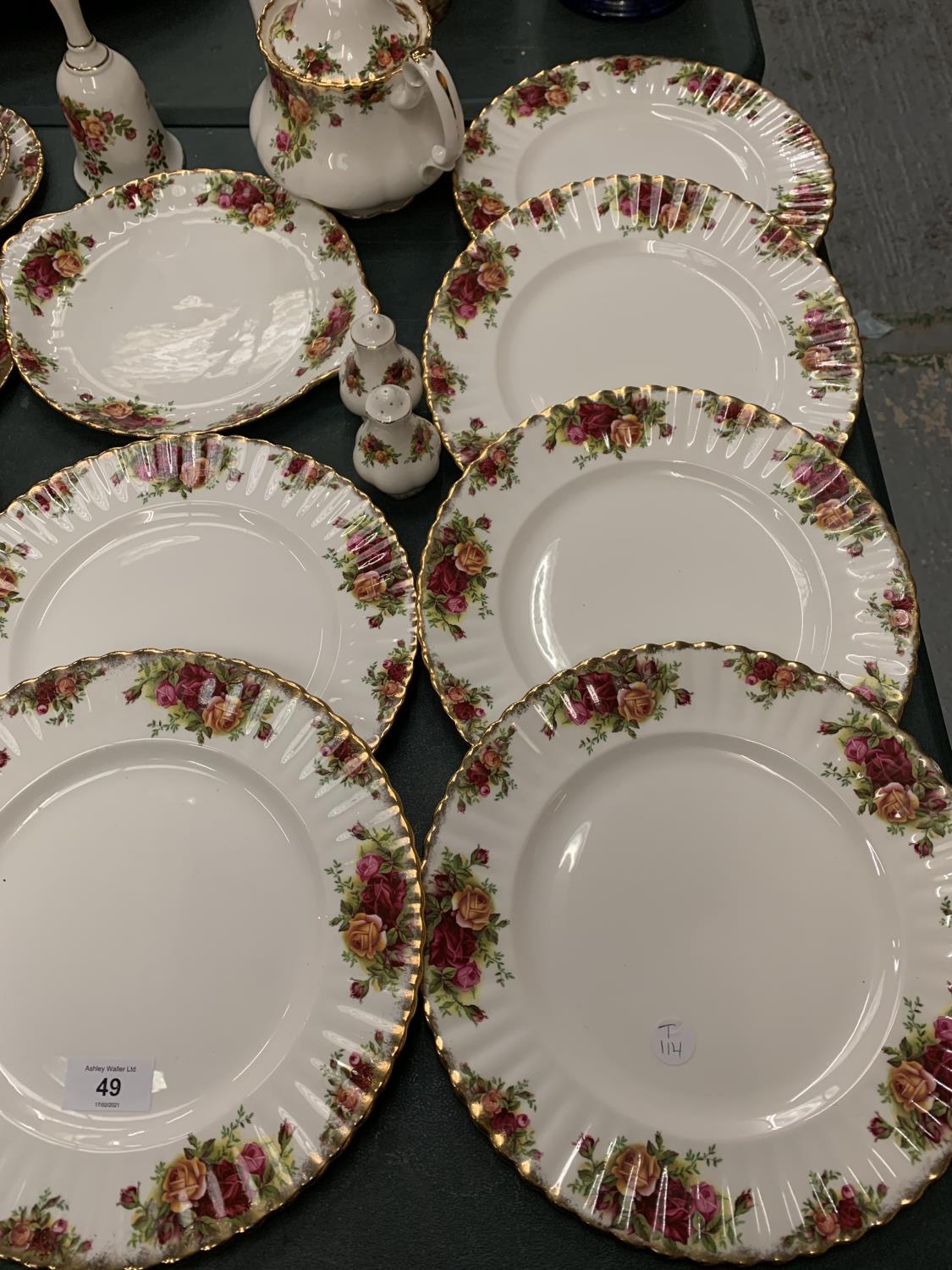 A 35 PIECE SET OF ROYAL ALBERT 'OLD COUNTRY ROSES' TO INCLUDE SIX TRIOS - Image 2 of 5