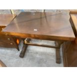 AN EARLY 20TH CENTURY OAK DRAW-LEAF DINING TABLE, 36x27"