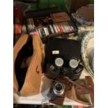 VARIOUS LEISURE ITEMS TO INCLUDE A VINTAGE CAMERA IN LEATHER CASE AND BINOCULARS