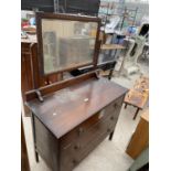 AN EARLY 20TH CENTURY OAK DRESSING CHEST