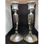 A PAIR OF SILVER CANDLESTICKS HALLMARKED BIRMINGHAM 1920