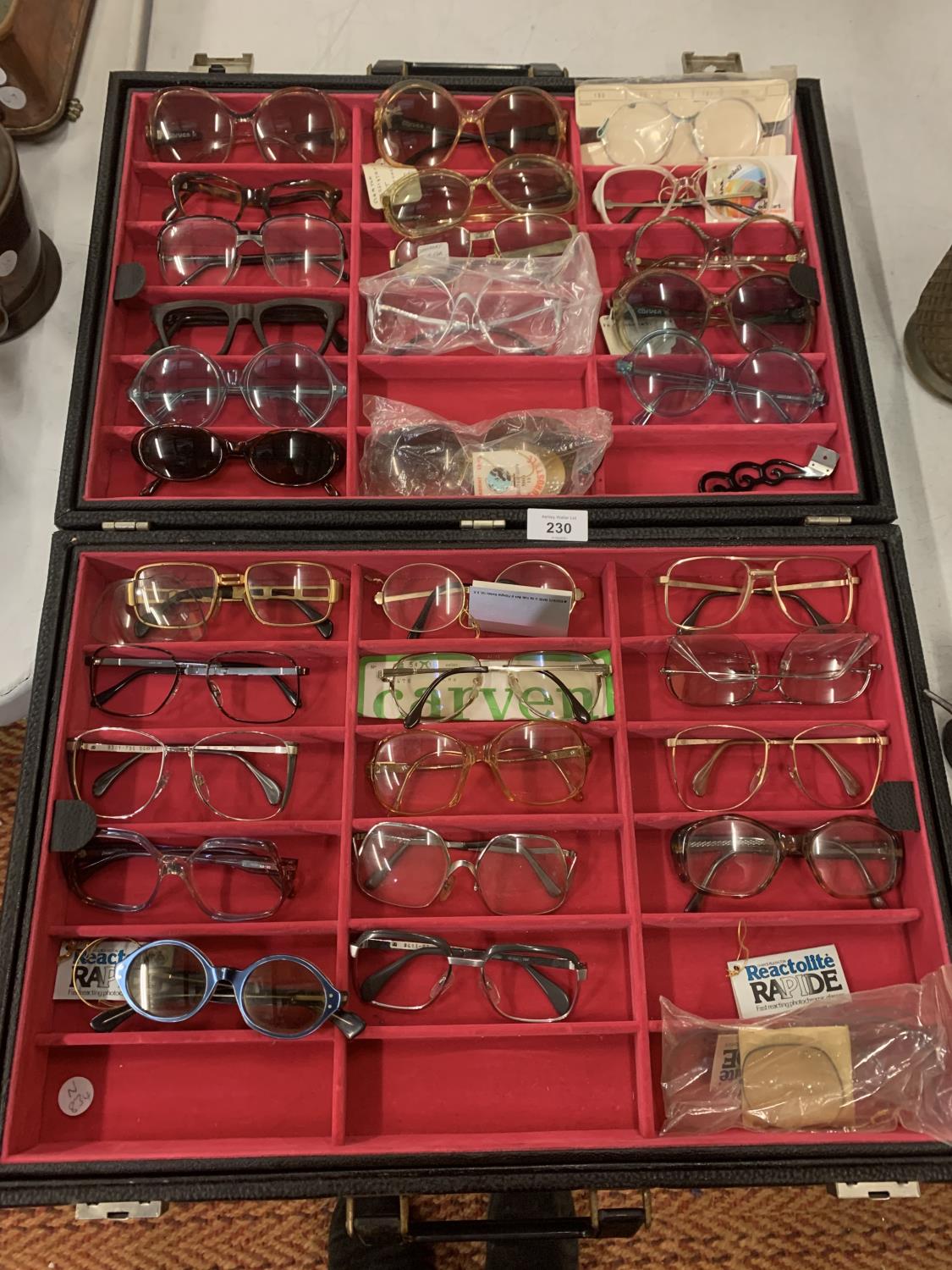 A SALESMAN'S OPTICIANS BRIEFCASE CONTAINING SPECTACLES