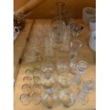 A COLLECTION OF MIXED GLASS WARE TO INCLUDE DRINKING GLASSES