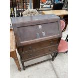 AN EARLY 20TH CENTURY OAKK BUREAU, 29" WIDE