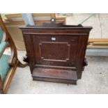 AN EARLY 20TH CENTURY OAK SINGLE GUN RACK WITH PANELLED BACK AND COMPARTMENT WITH LIFT-UP LID