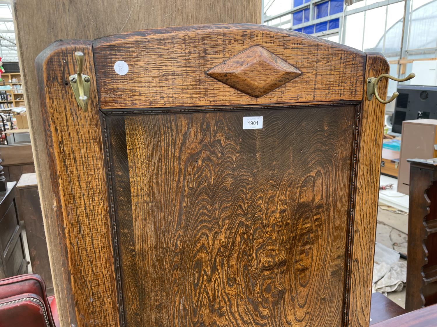 AN EARLY 20TH CENTURY OAK HALL COAT/STICK STAND WITH ART NOUVEAU STYLE PIERCED FRONT PANEL, 25" WIDE - Image 2 of 6