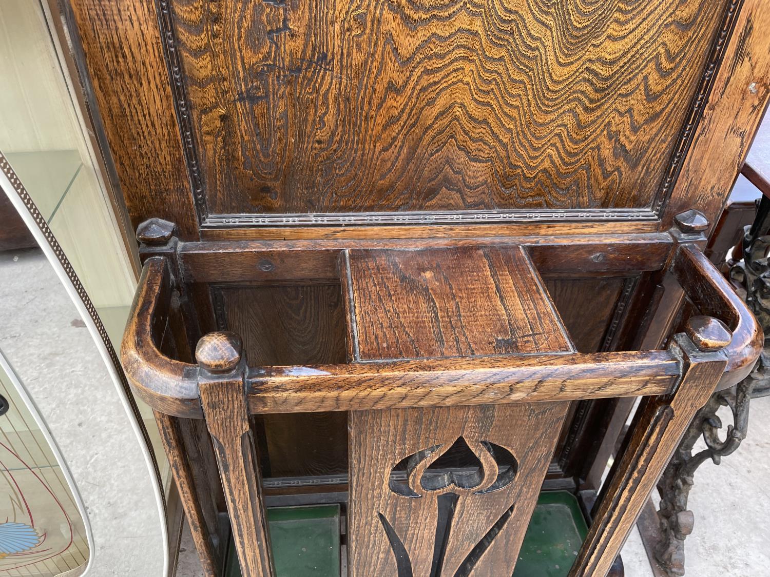 AN EARLY 20TH CENTURY OAK HALL COAT/STICK STAND WITH ART NOUVEAU STYLE PIERCED FRONT PANEL, 25" WIDE - Image 4 of 6