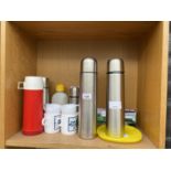 AN ASSORTMENT OF ITEMS TO INCLUDE TWO STAINLESS STEEL FLASKS, PLASTIC CUPS AND FURTHER FLASKS ETC