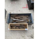 AN ASSORTMENT OF VINTAGE HAND TOOLS TO INCLUDE SPANNERS AND CHISLES ETC