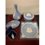FIVE PIECES OF WEDGWOOD BLUE JASPERWARE TO INCLUDE A BOXED PENDANT, VASE, TRINKET BOX ETC