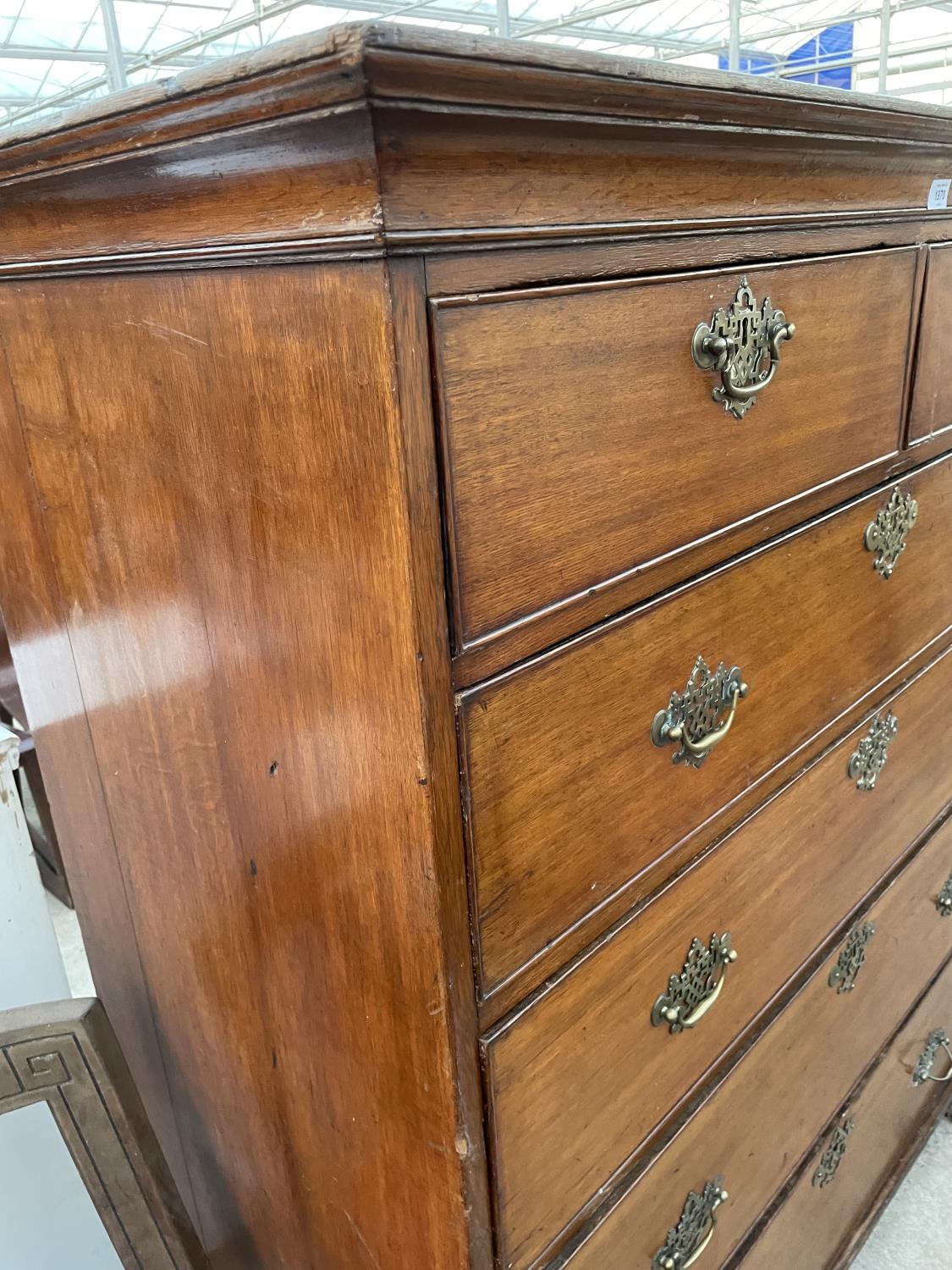 A HUGE GEORGE III OAK CHEST OF DRAWERS, TWO SHORT DRAWERS OVER FOUR LONG DRAWERS, 149x123CM - Image 3 of 6
