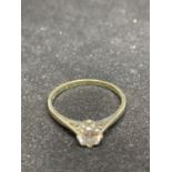 A 9 CARAT GOLD RING WITH A CLEAR STONE SIZE P