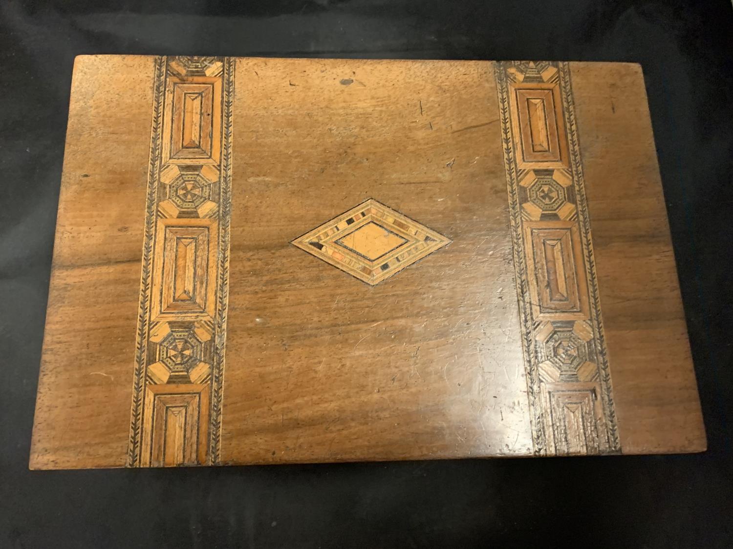 AN INLAID WOODEN HINGED BOX TO INCLUDE THE SEWING PARAPHERNALIA CONTENTS - Image 2 of 4