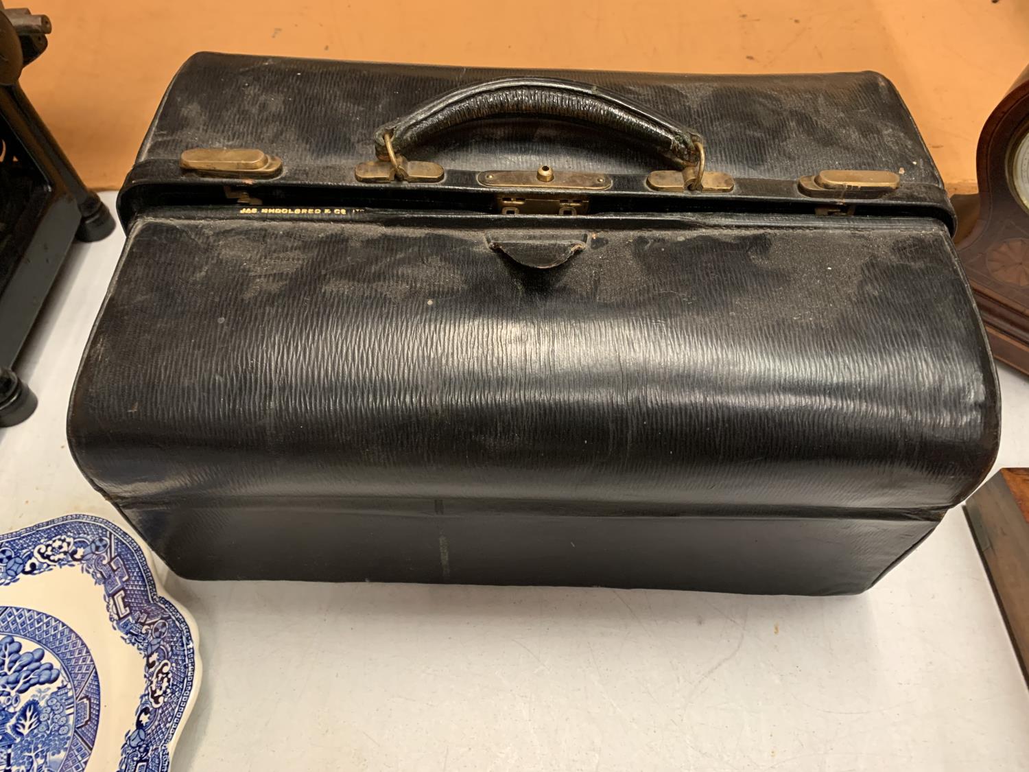 A VINTAGE LEATHER JEWELLERS BAG TO INCLUDE THE JEWELLERY BOX CONTENTS