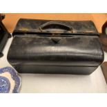 A VINTAGE LEATHER JEWELLERS BAG TO INCLUDE THE JEWELLERY BOX CONTENTS