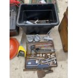 AN ASSORTMENT OF HAND TOOLS TO INCLUDE A SOCKET SET, WOOD PLANE AND DOOR LATCH ETC