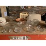 A SELECTION OF GLASSWARE TO INCLUDE DESSERT BOWLS ETC