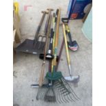 A QUANTITY OF ASSORTED GARDEN TOOLS TO INCLUDE FORK, SHOVEL ABD RAKES ETC