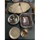 A COLLECTION OF SILVER PLATED WARE TO INCLUDE LARGE FOOTED SERVING TRAY, CANDLE SNUFFER ETC
