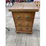 A MODERN THREE DRAWER BEDSIDE CHEST WITH MIXED CROSSBANDING AND INLAYS ON BUN FEET (W: 18")