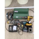 AN ASSORTMENT OF ELECTRICAL ITEMS TO INCLUDE THREE DRILLS A JIGSAW AND A POND PUMP ETC