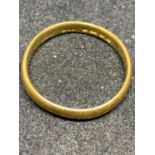 A 22 CARAT GOLD WEDDING BAND APPROXIMATE WEIGHT 4.0 GRAMS