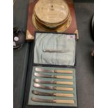 A BRASS WEATHERMASTER BAROMETER MOUNTED ON A WOODEN PLINTH AND A VINTAGE BOX OF SIX CAKE KNIVES TO