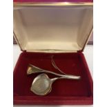 A WHITE METAL BROOCH OF A LILY IN A PRESENTATION BOX