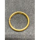 A 22 CARAT GOLD WEDDING BAND APPROXIMATE WEIGHT 4.4 GRAMS