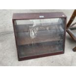 A SLOPING THREE TIER SHOP COUNTER DISPLAY CASE, 20" WIDE