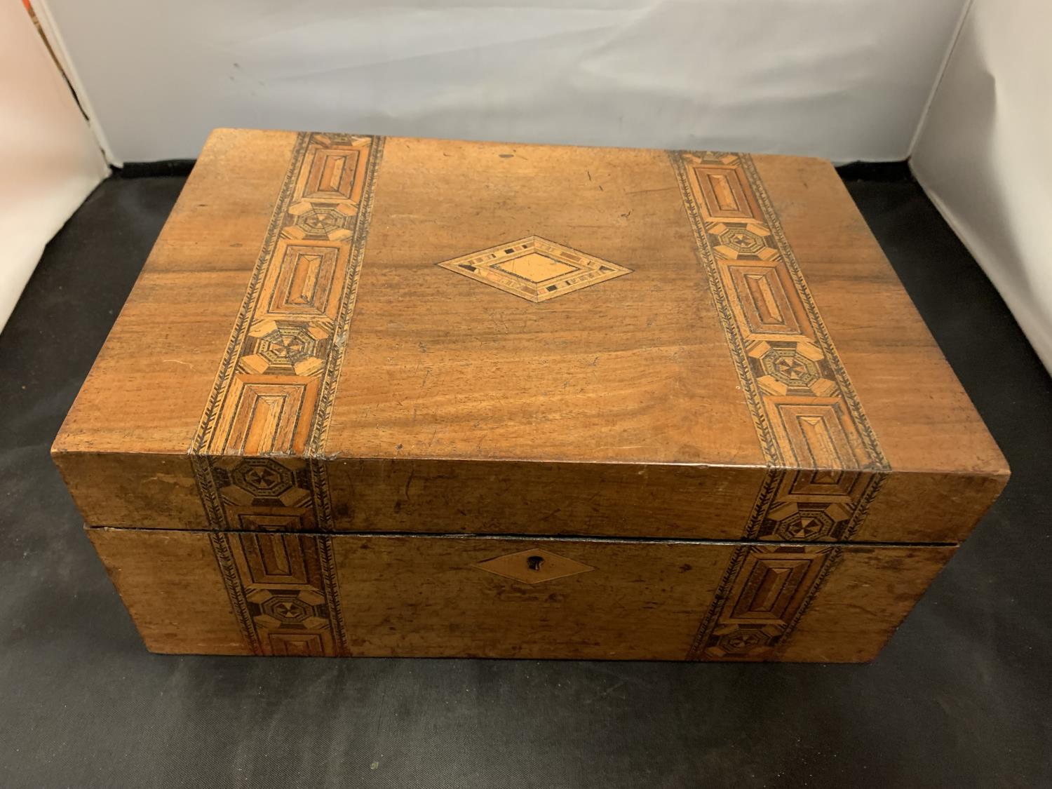 AN INLAID WOODEN HINGED BOX TO INCLUDE THE SEWING PARAPHERNALIA CONTENTS