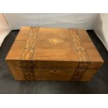 AN INLAID WOODEN HINGED BOX TO INCLUDE THE SEWING PARAPHERNALIA CONTENTS