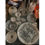 A COLLECTION OF GLASSWARE TO INCLUDE BOWLS, CANDLE HOLDERS ETC