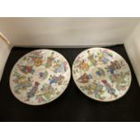 A PAIR OF 19TH CENTURY FAMILLE ROSE PLATES WITH FIGURES AND CALLIGRAPHY