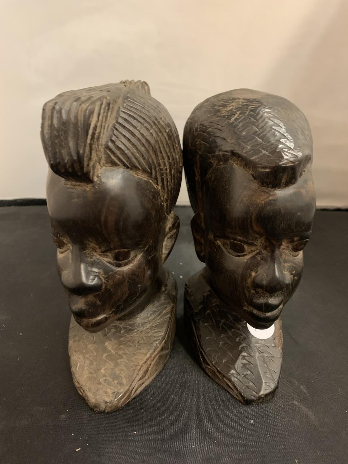 A PAIR OF WOODEN DECORATIVE CARVED TRIBAL HEAD BUSTS (H:18.5CM) - Image 2 of 3