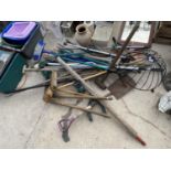 A LARGE QUANTITY OF VINTAGE GARDEN TOOLS TO INCLUDE FORKS, BRUSHES AND A HANGING BASKET ETC