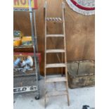 A VINTAGE WOODEN 5 RUNG STEP LADDER