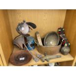 AN ASSORTMENT OF ITEMS TO INCLUDE TWO BRASS POTS, A COW BELL AND A VINTAGE TIN