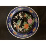 A 1970s CHINESE PORCELAIN PLATE DEPICTING BIRDS