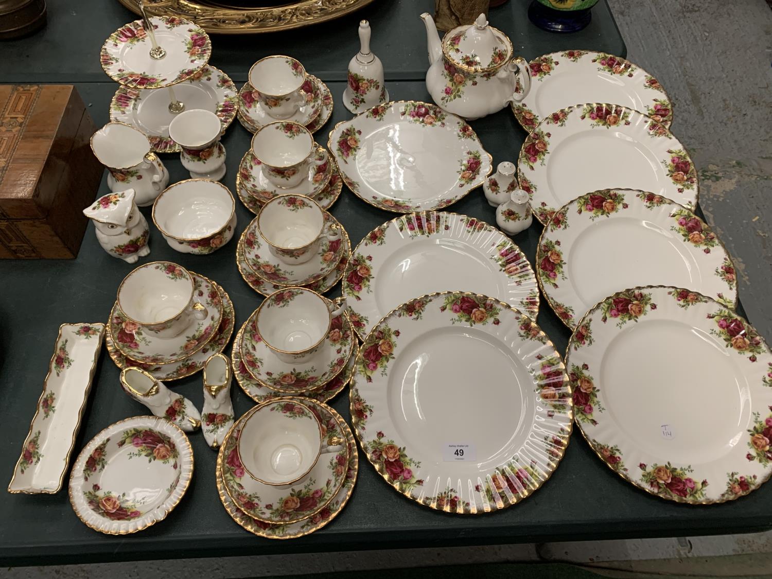 A 35 PIECE SET OF ROYAL ALBERT 'OLD COUNTRY ROSES' TO INCLUDE SIX TRIOS