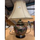 A LARGE DECORATIVE TABLE LAMP TO INCLUDE THE SHADE (H: WITH SHADE APPROXIMATELY 62CM)