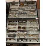 A SALESMAN'S OPTICIANS BRIEFCASE CONTAINING SPECTACLES