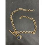 A 9 CARAT GOLD ALBERT CHAIN WITH T BAR AND SWIVEL FOB - LENGTH 43 CM, GROSS WEIGHT 59.7 GRAMS