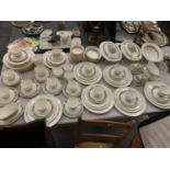 A LARGE COLLECTION OF ROYAL DOULTON DINNER WARE IN THE 'RONDELAY' DESIGN (APPROX. 120 PIECES)