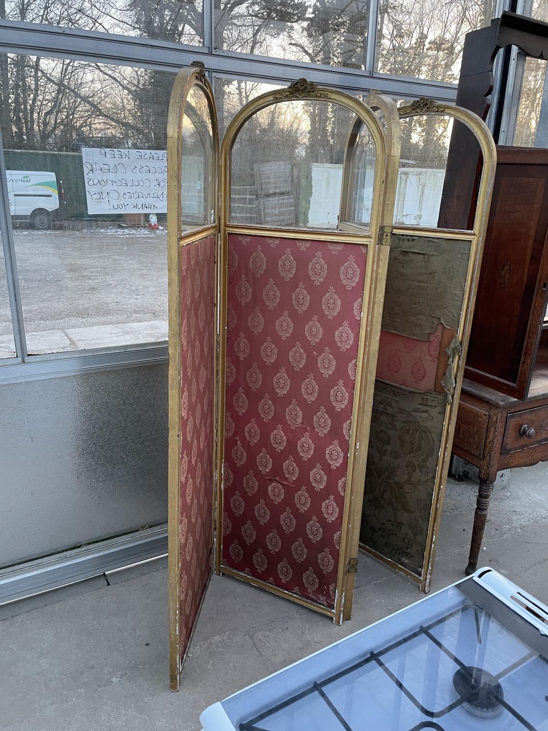 A 19TH CENTURY FOUR DIVISION DRAUGHT SCREEN WITH GLAZED UPPER PORTION, EACH DIVISION 22"