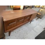 A DANISH DESIGN RETRO TEAK SIDEBOARD ON OPEN BASE ENCLOSING THREE DRAWERS, TWO CUPBOARDS AND