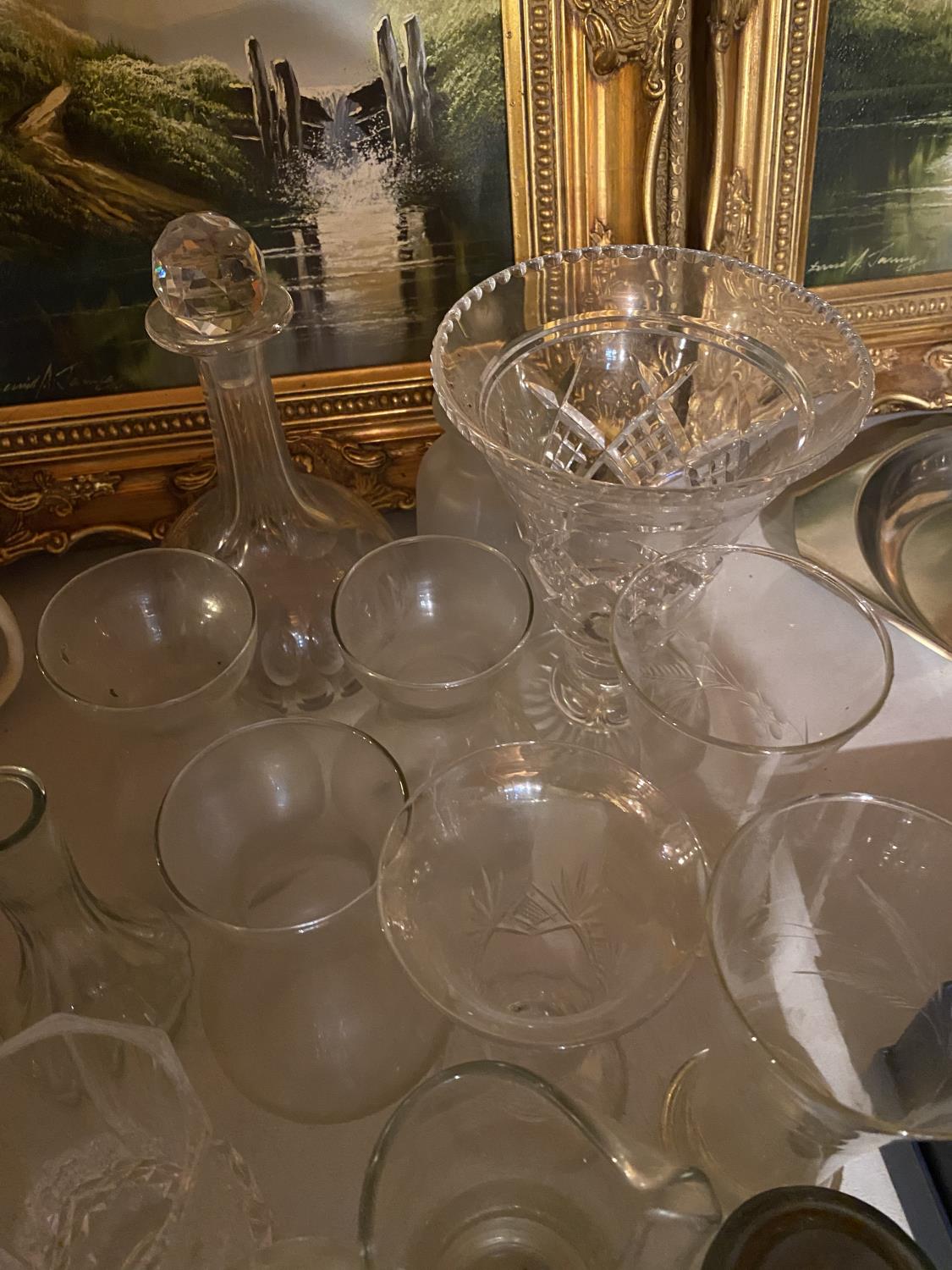 A VARIETY OF GLASSWARE TO INCLUDE A DECANTER, A VASE AND PAPER WEIGHTS ETC - Image 5 of 5