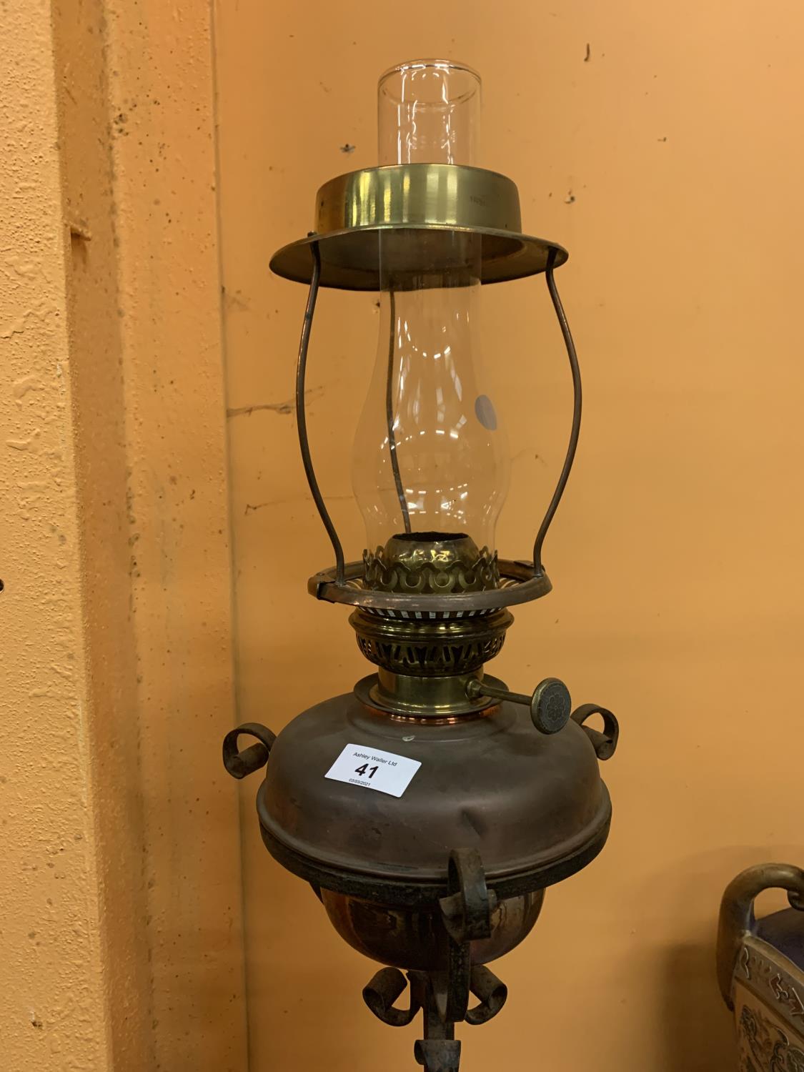 A VINTAGE OIL LAMP ON AN ADJUSTABLE METAL STAND - Image 2 of 4