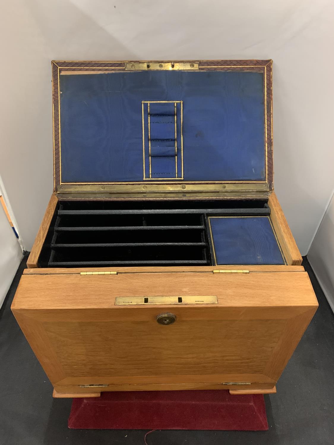 A VINTAGE WOODEN WRITING SLOPE INCORPORATING THREE SMALL DRAWERS AND LETTER RACK WITHIN THE - Image 3 of 5