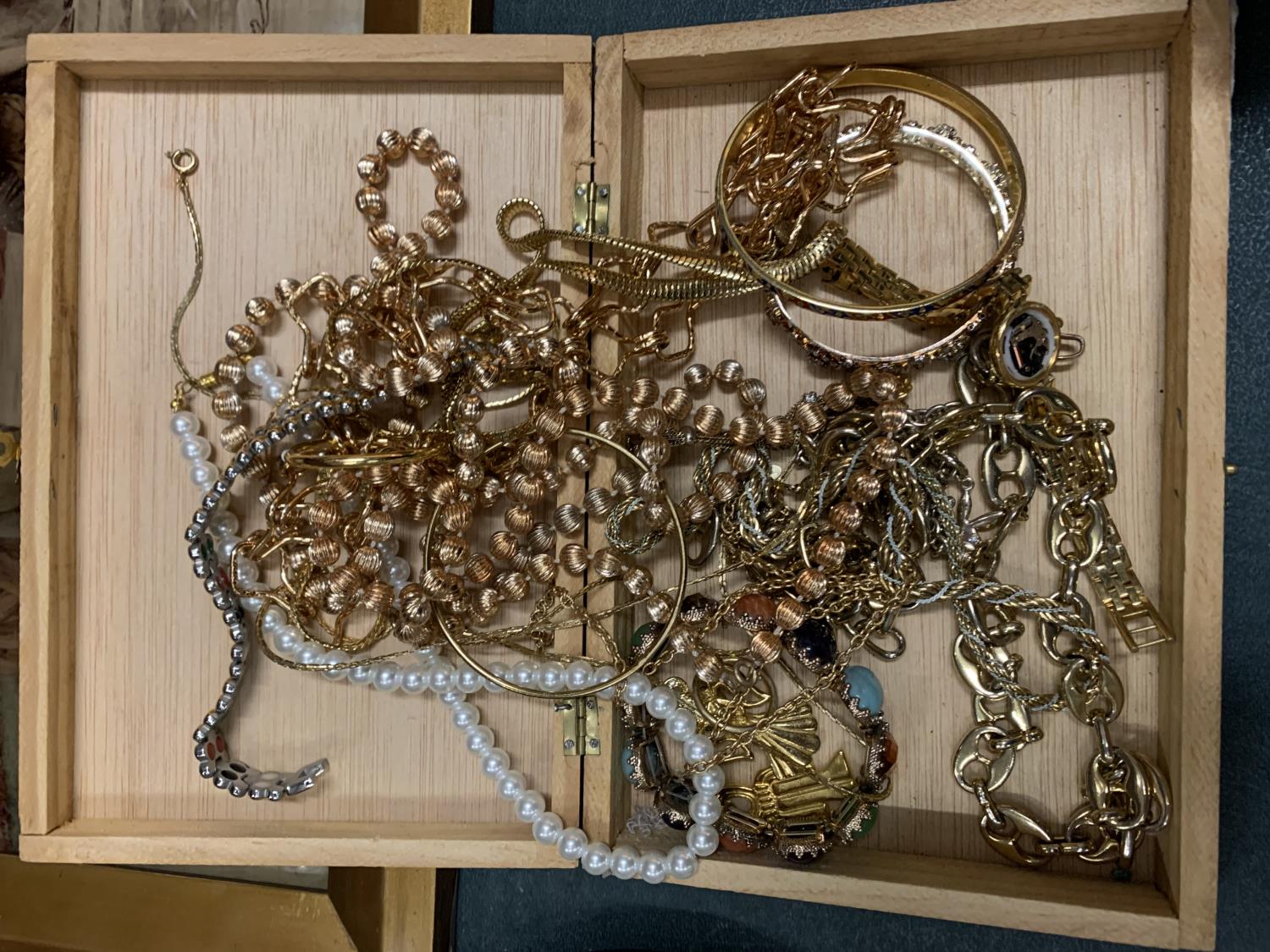 A CIGAR BOX OF MIXED COSTUME JEWELLERY